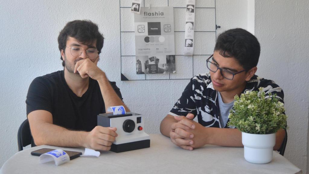 Izan Amador (i) y Jorge Benavides (d), junto a la cámara portátil que ha desarrollado Flashia.