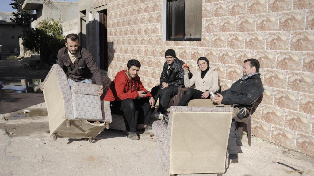 Mayte Carrasco junto a compañeros en la guerra.