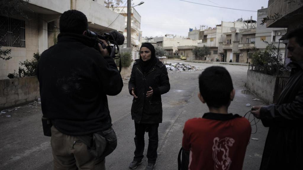 La periodista Mayte Carrasco desempeñando su trabajo en zonas de conflicto.