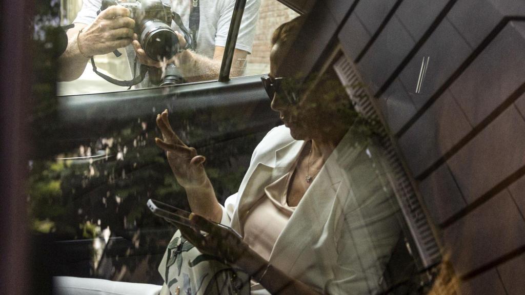 La exprimera dama de Argentina Fabiola Yañez en el interior de un vehículo tras declarar ante la Justicia del país.