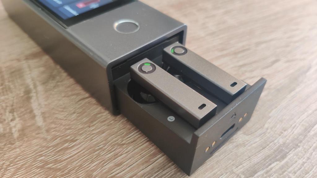 Los auriculares se guardan en la unidad a modo de estuche