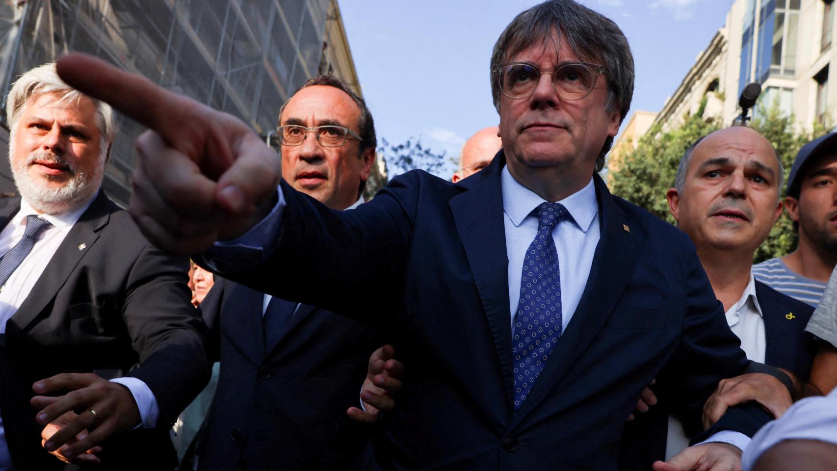 Carles Puigdemont, flanqueado por Josep Rull y Jordi Turull, el pasado jueves en Barcelona.