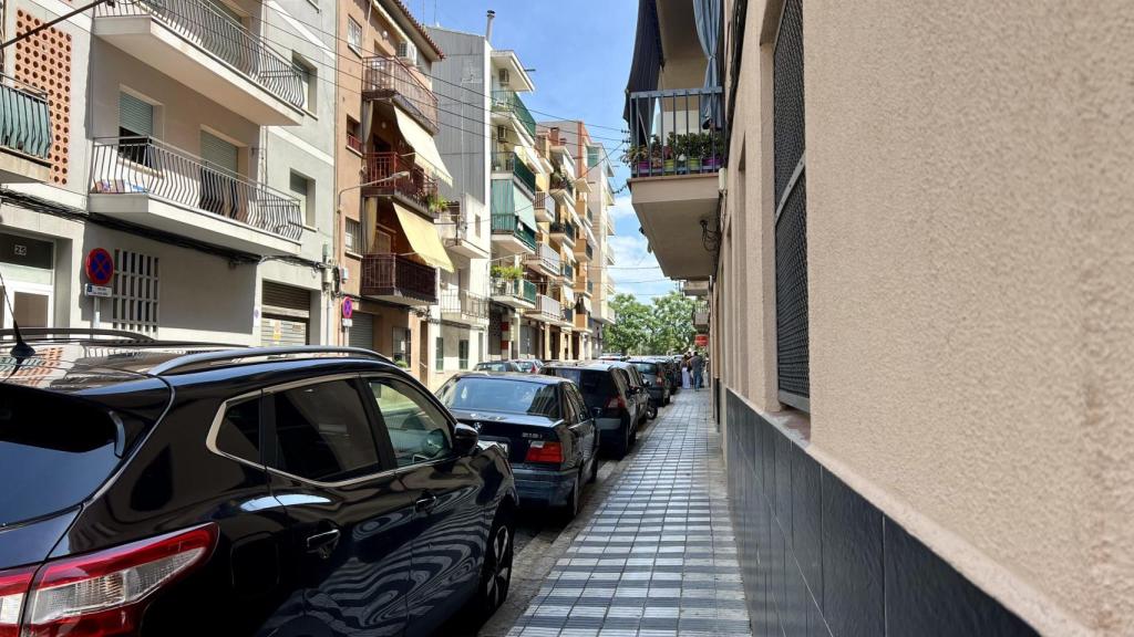 Imagen de la Calle Frank Marshall, donde se produjo el incidente, en el que un grupo de personas hablan en corrillo.