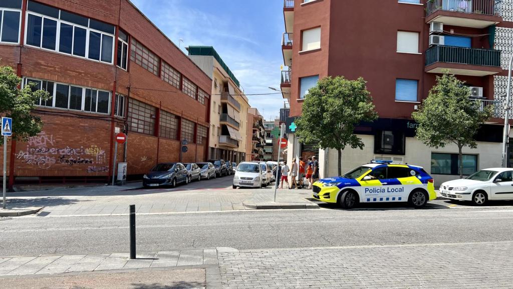 Otro vehículo policial custodia la calle donde se produjo el incidente que dejó a Mounir gravemente herido.