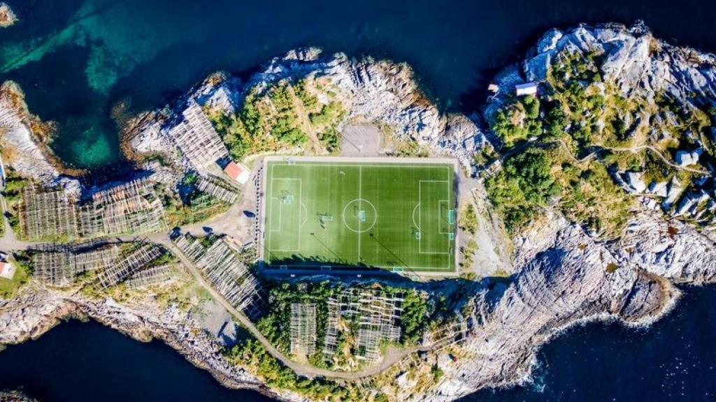 Henningsvaer Stadium