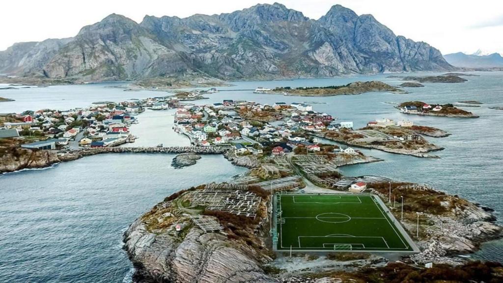 Henningsvaer Stadium