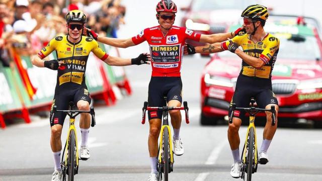 Sepp Kuss con el maillot rojo, acompañado de Jonas Vingegaard y Primoz Roglic en la Vuelta de 2023.
