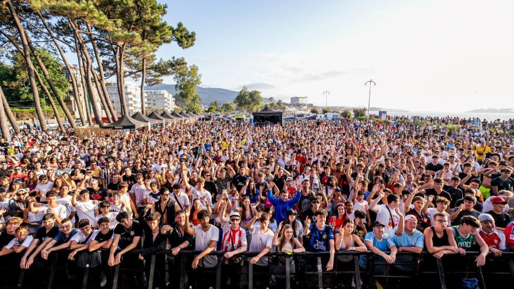 Público asistente a la Batalla de Gallos celebrada en O Marisquiño el domingo 11 en Samil.