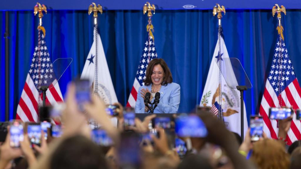 Kamala Harris celebrando el primer aniversario del Ley de Reducción de la Inflación