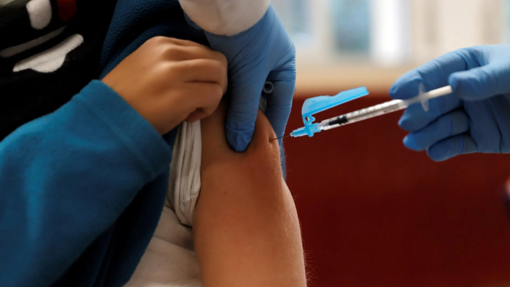Una persona recibiendo una vacuna.
