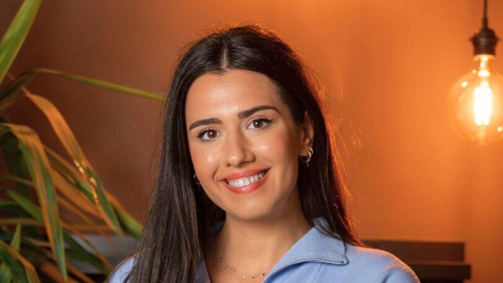 La autora y su libro sobre la inflamación en la menopausia.