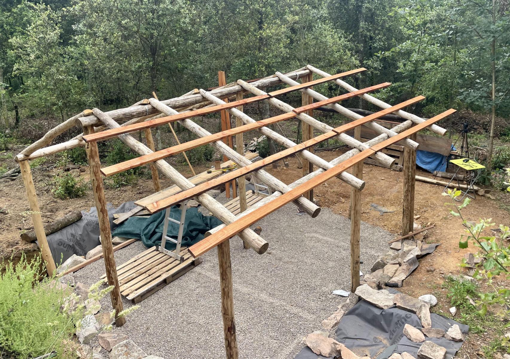 Proceso de construcción de una cabaña por Yayabushcraft.