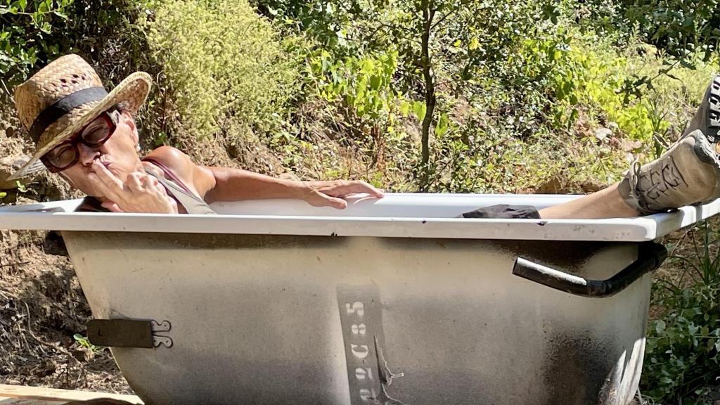 Yayabushcraft pasa el verano en su cabaña que construyó sola.