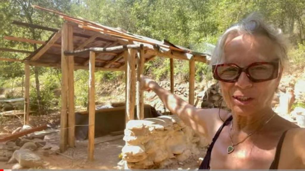 Yayabushcraft pasa el verano en su cabaña que construyó sola.