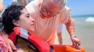 Ana María, la joven sin movilidad que pudo volver a su playa favorita gracias a La Ambulancia del deseo