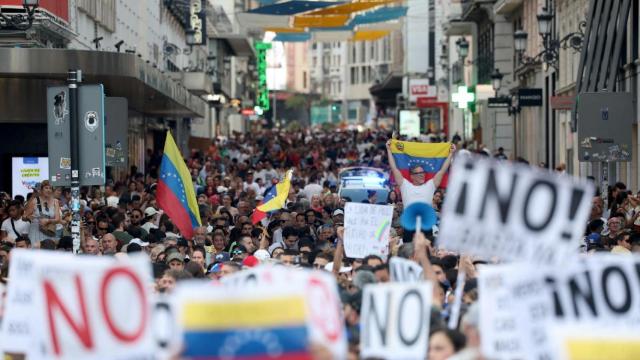 La calle Preciados de Madrid llena de manifestantes.