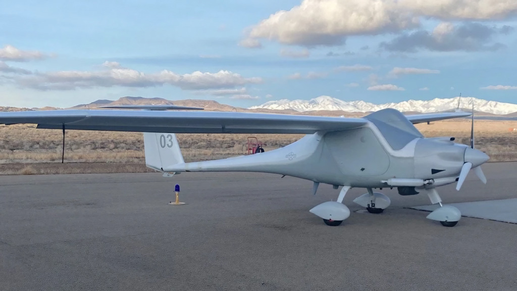 Dron de espionaje a partir de una aeronave