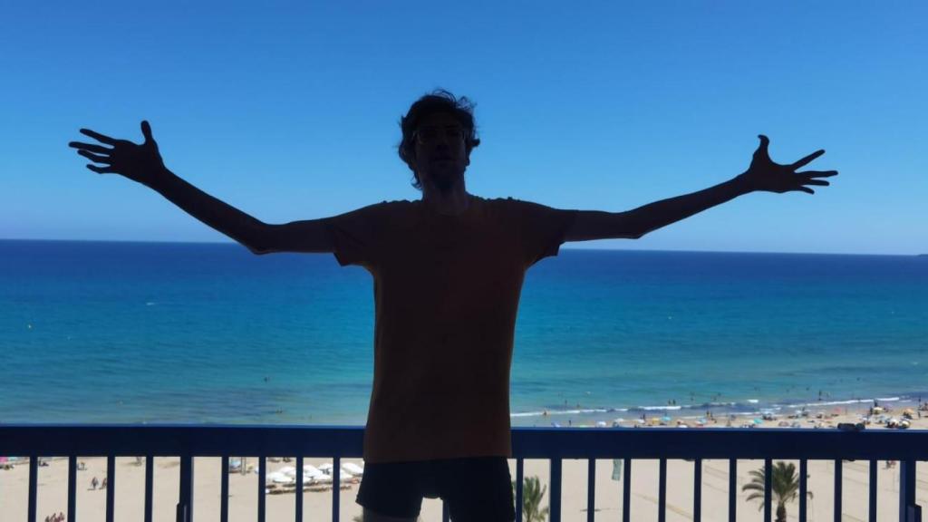 El actor español Javier Botet, a contraluz en una terraza en la playa de Muchavista, en El Campello.