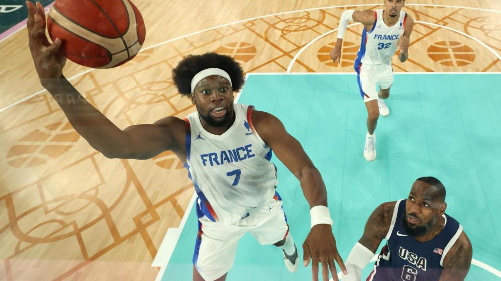 Yabusele anota un mate ante la mirada de LeBron james en la final de los JJOO de París 2024.