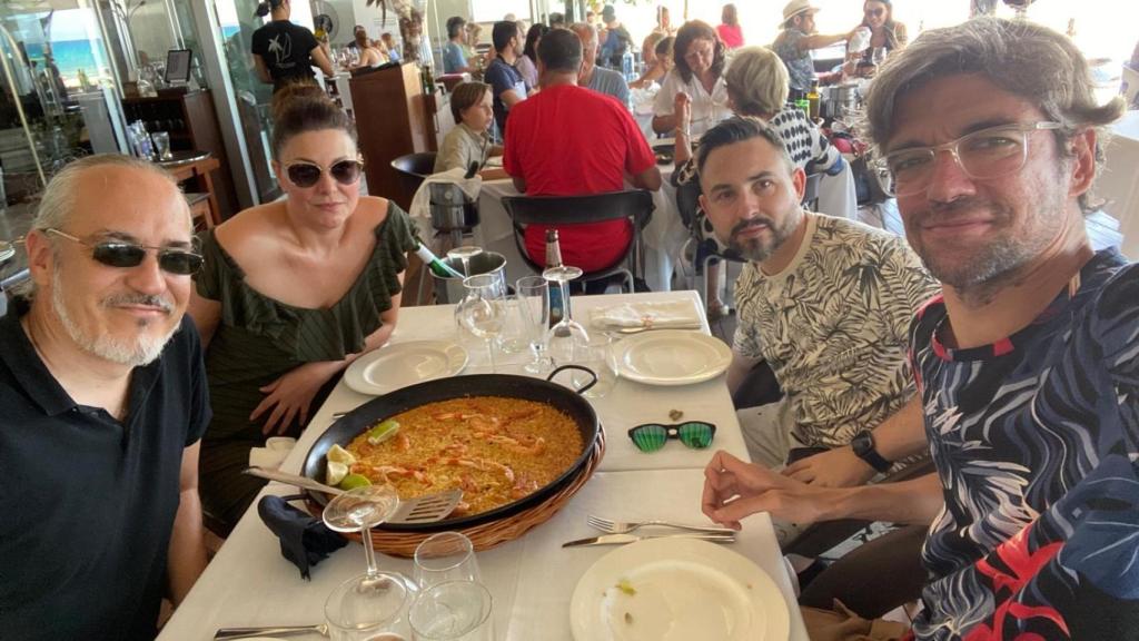 El actor Javier Botet disfrutando de un arroz en La Ponderosa de El Campello con sus amigos.