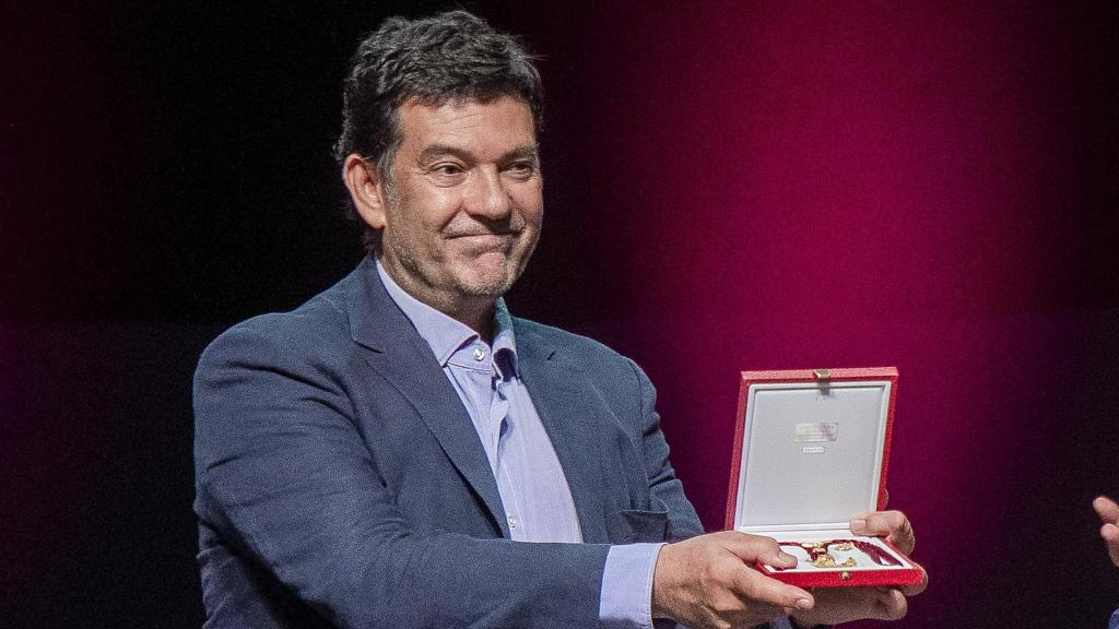 Augusto Algueró, recogiendo un premio en homenaje a su madre, en mayo, en Sevilla.