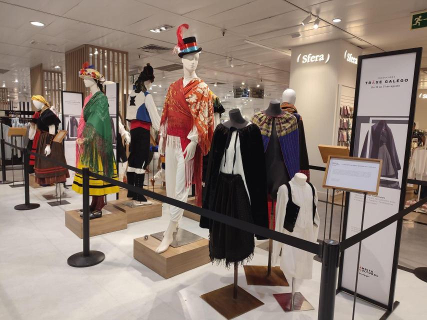 Imagen de trajes de la exposición.