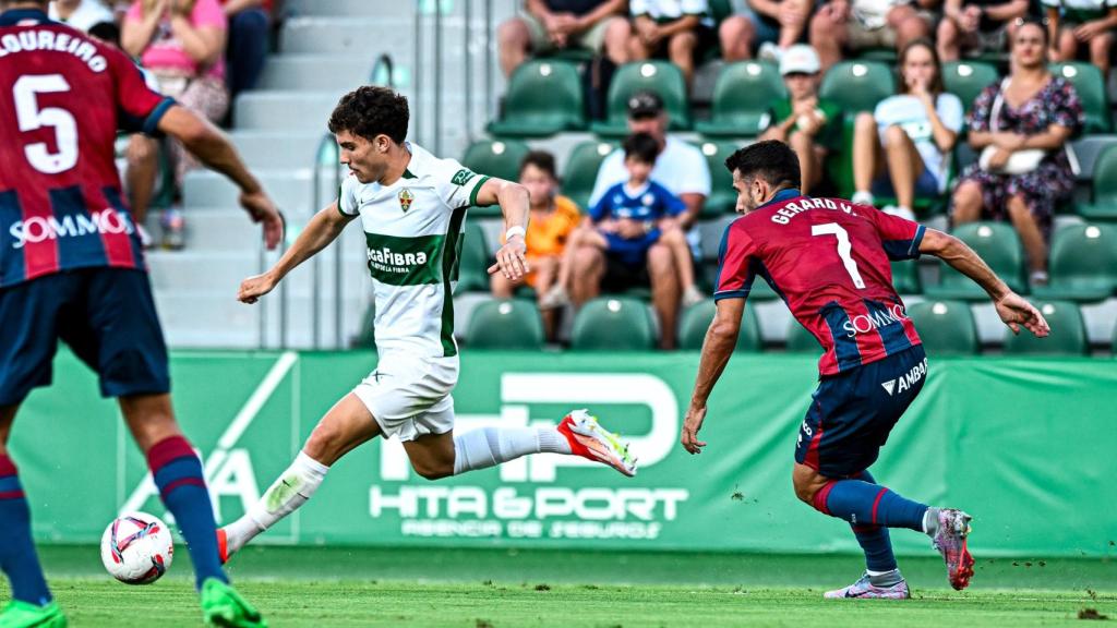 Remate de Yago Santiago que atrapa el meta rival en línea de gol.