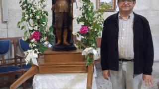 Juan Luis Cepa, junto a una imagen de San Isidro Labrador