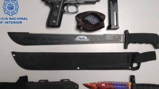 Una pistola y diversos machetes incautados a bandas latinas.