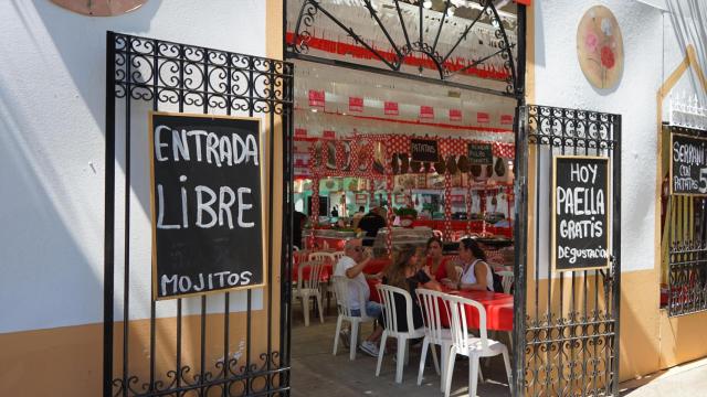 En imágenes/ 'Devorando' la Feria  de Málaga: todos lo que se come en los festejos