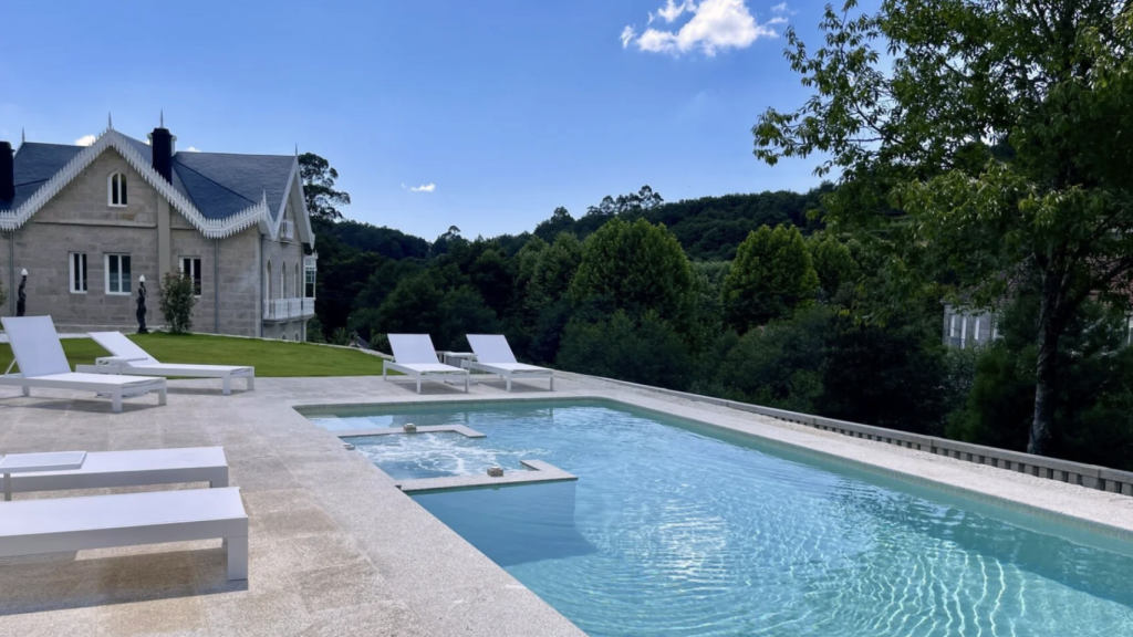 Piscina exterior del hotel boutique