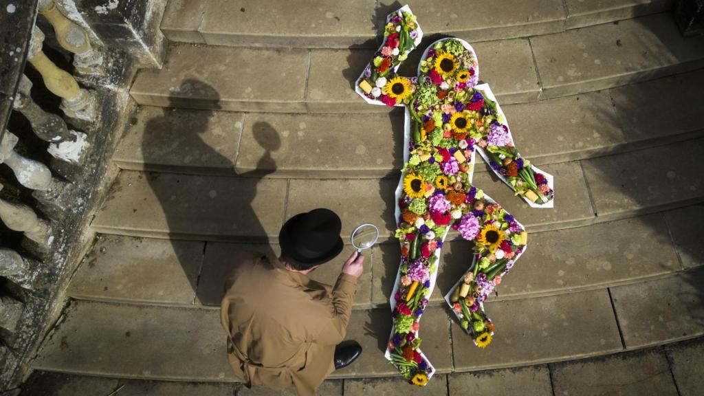 Un detective ficticio investigando la silueta de flores de un fallecido