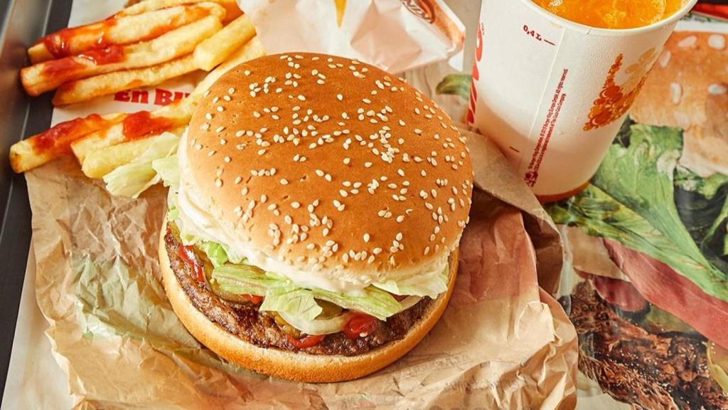 Uno de los menús que ofrecen en esta hamburguesería de Novelda.