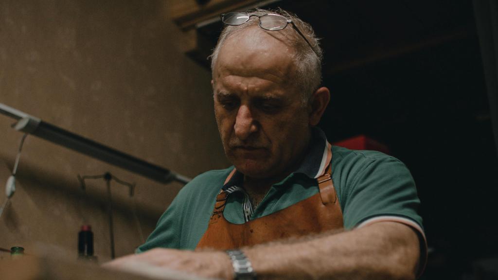 Un carpintero mayor de 55 años en una jornada de trabajo.