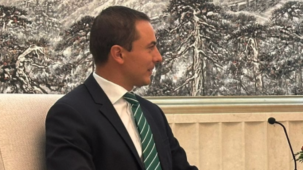 Juan Lobato durante su reunión con Liu Jianchao, ministro del IDCPC