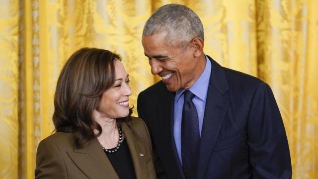 Kamala Harris y Barack Obama en un evento de Casa Blanca en abril de 2022.