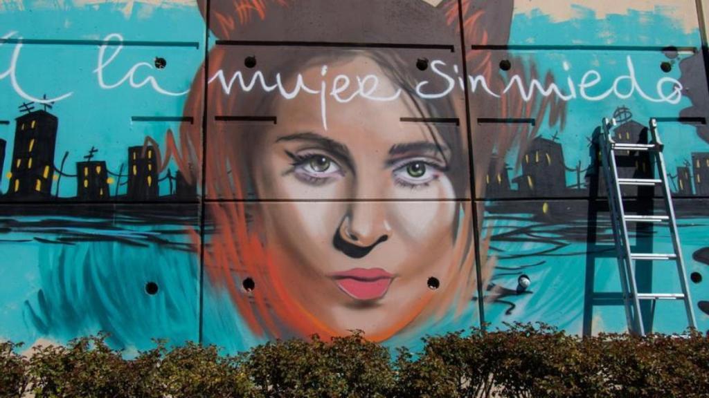 A la mujer sin miedo, mural de Gata Cattana en Granada