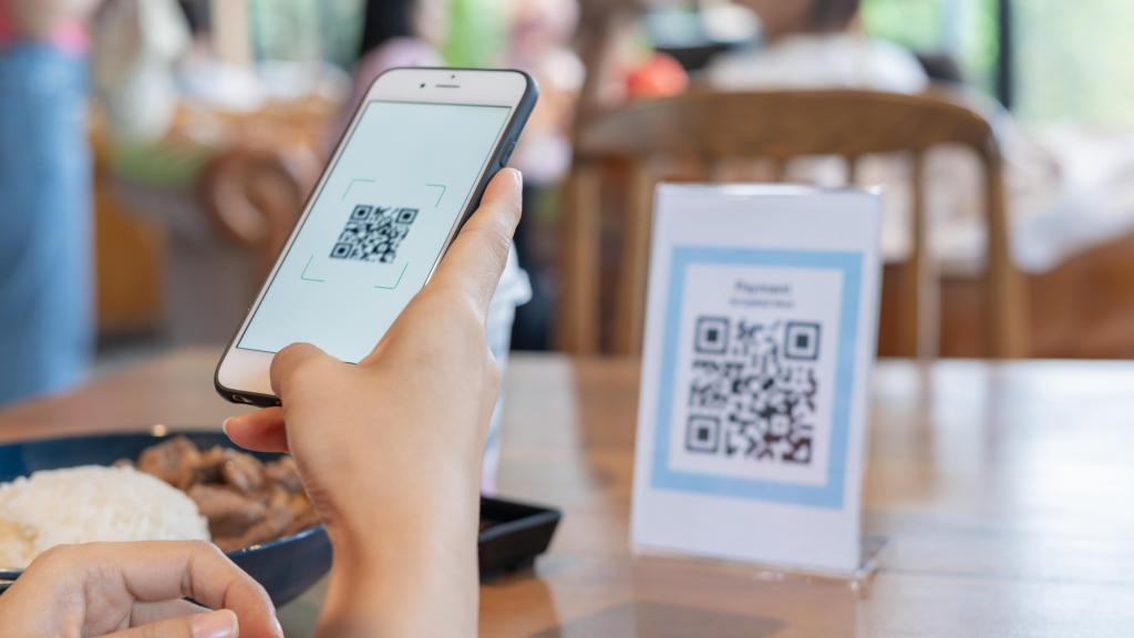 Una persona escanea un código QR de un restaurante.