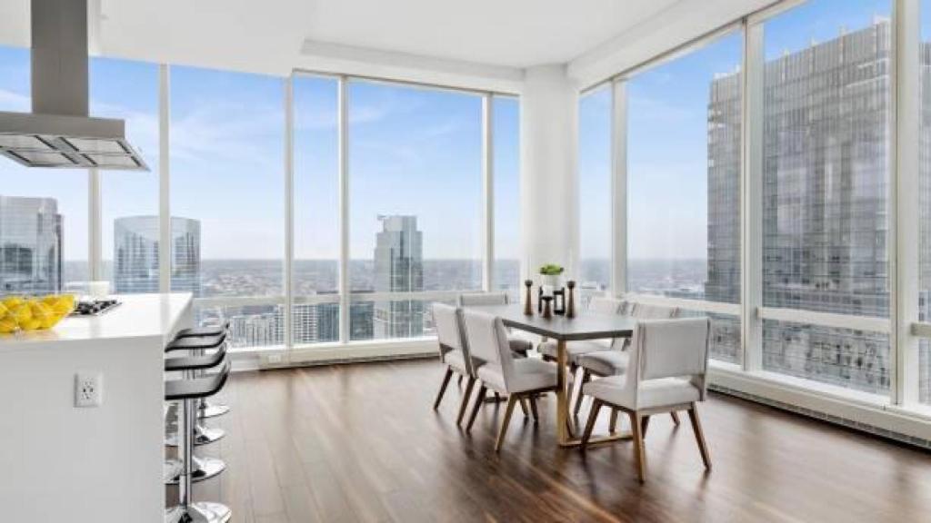 Vista interior de un ático de lujo.