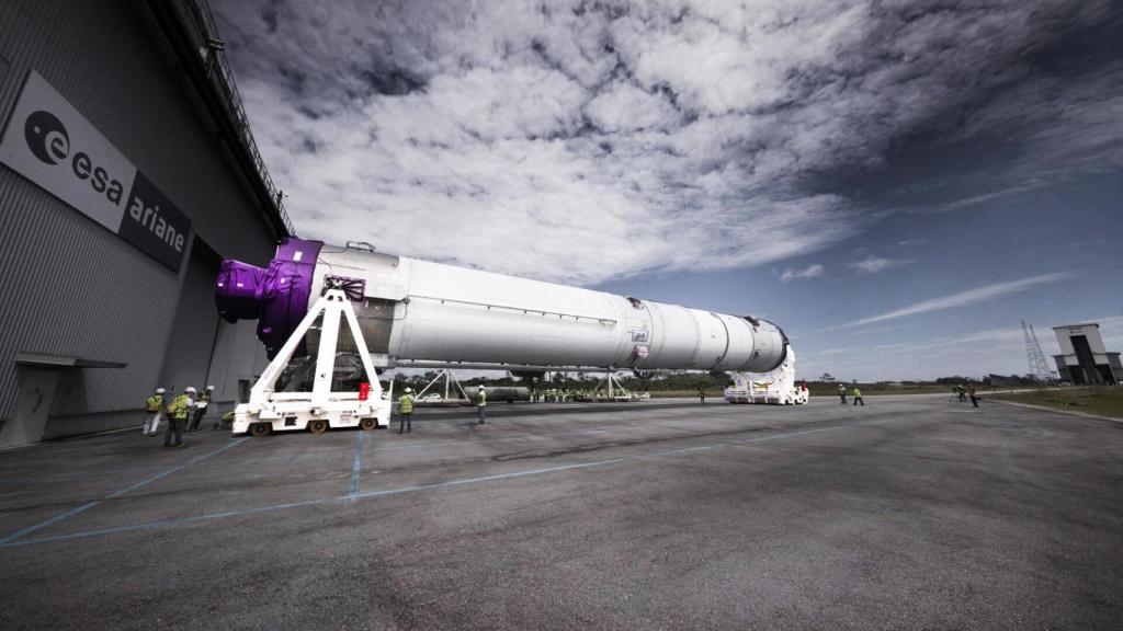 Ariane 6, durante otro de los momentos del traslado del cohete europeo hasta la zona de lanzamiento.