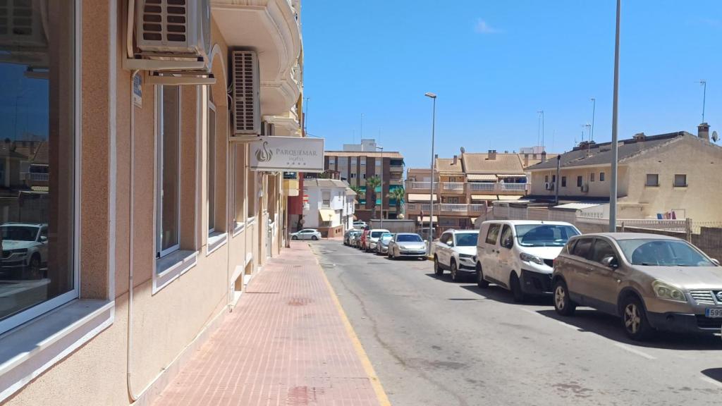 Imagen del hotel donde se alojaban los migrantes en Guardamar del Segura.