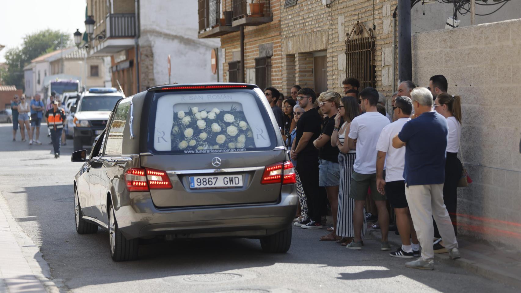 Mocejón se vuelca con Mateo y su familia durante el último adiós al pequeño