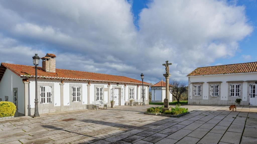 El cruceiro en uno de los patios de la finca