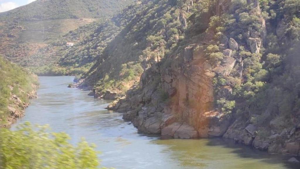 Estrechura del río Duero en un tramo navegable portugués