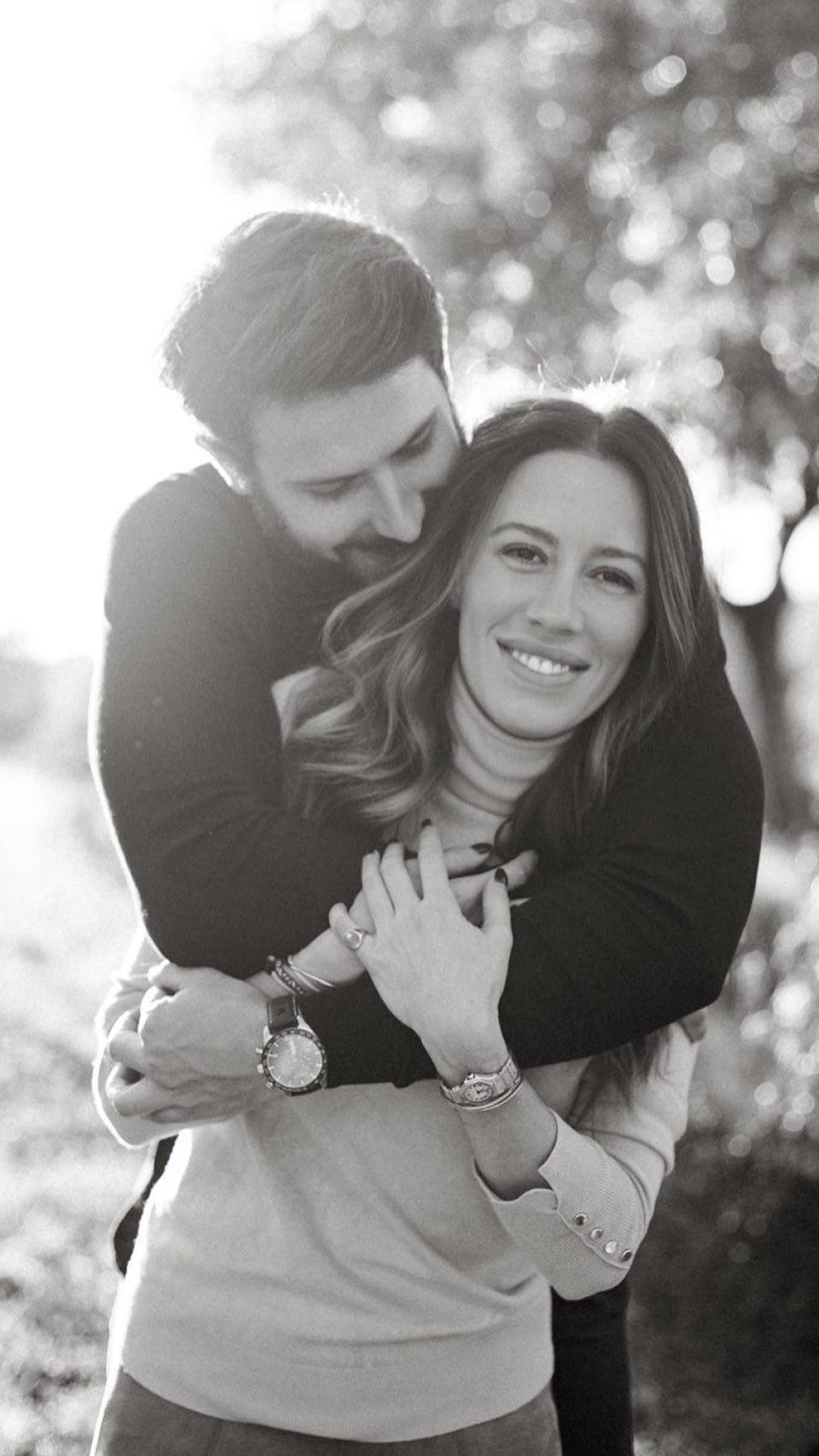 Carola Escámez, feliz, junto a su marido, Roberto Martín.