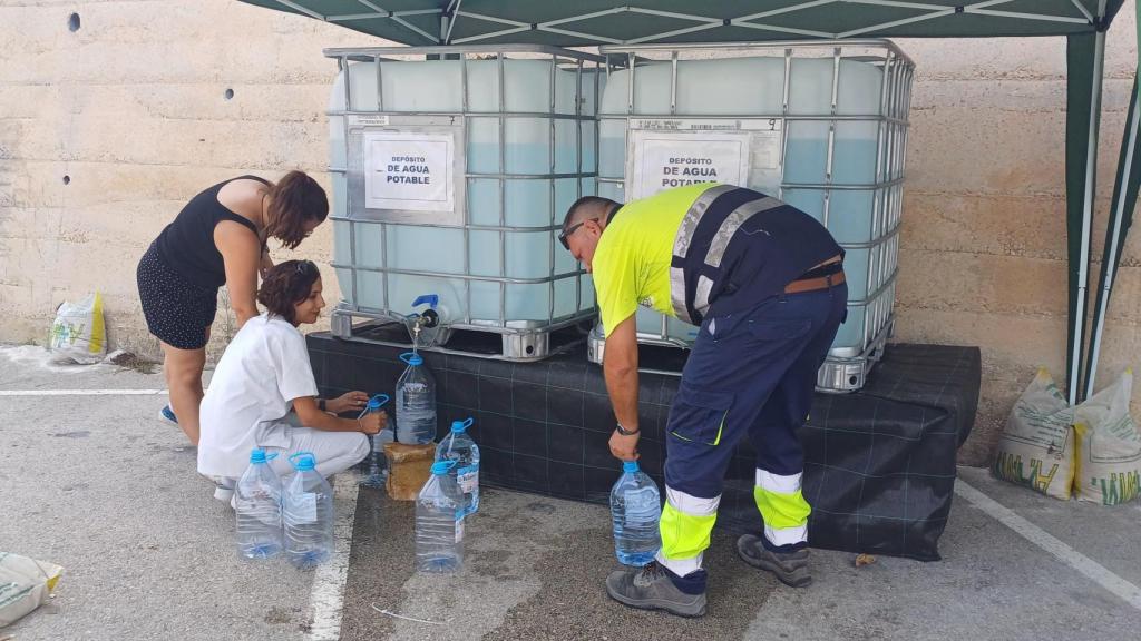 Las trabajadoras del Centro de Día para personas con Alzheimer, rellenando garrafas de agua.