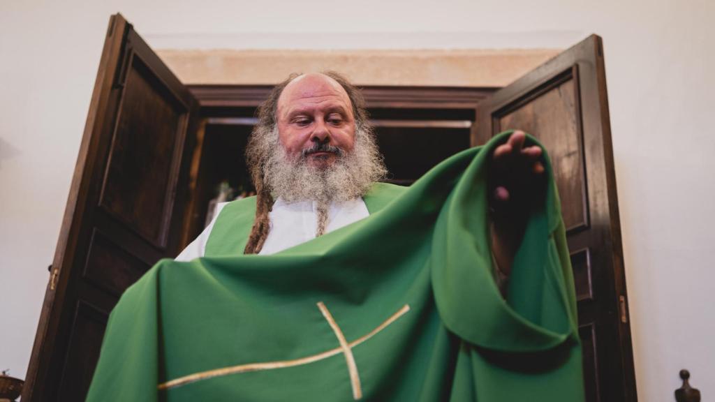 El padre Juan se viste con la casulla verde propia de la liturgia en tiempo ordinario.