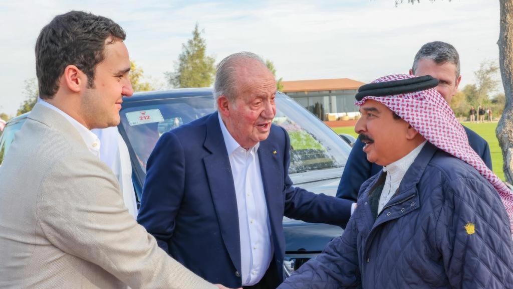 Felipe Juan Froilán junto al rey Hamad Bin Isa Al Jalifa y su abuelo, don Juan Carlos I.