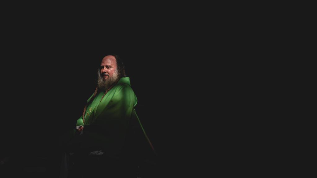 El padre Juan, párroco de Jadraque, durante la entrevista con EL ESPAÑOL.