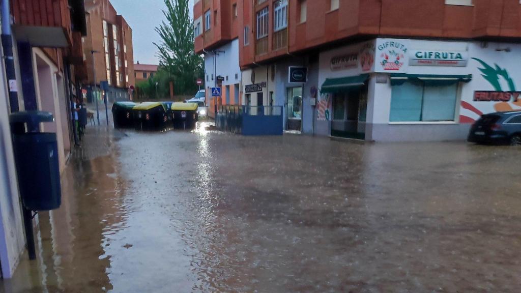 Conductores atrapados y calles y garajes inundados por las fuertes tormentas en Teruel